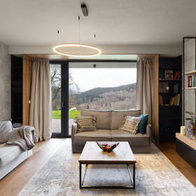 Spojit přírodu, tlumené barvy, přírodní materiály, citlivý kontrast struktur dřeva a kovu. Architektka Petra vytvořila moderní interiér horského apartmánu, kde najdete i upcyklaci starých dřevěných desek přímo z okolí apartmánu. Nechte se unést výhledy na okolní kopce divoké Šumavy.
Spojit přírodu, tlumené barvy, přírodní materiály, citlivý kontrast struktur dřeva a kovu. Architektka Petra vytvořila moderní interiér horského apartmánu, kde najdete i upcyklaci starých dřevěných desek přímo z okolí apartmánu. Nechte se unést výhledy na okolní kopce divoké Šumavy.