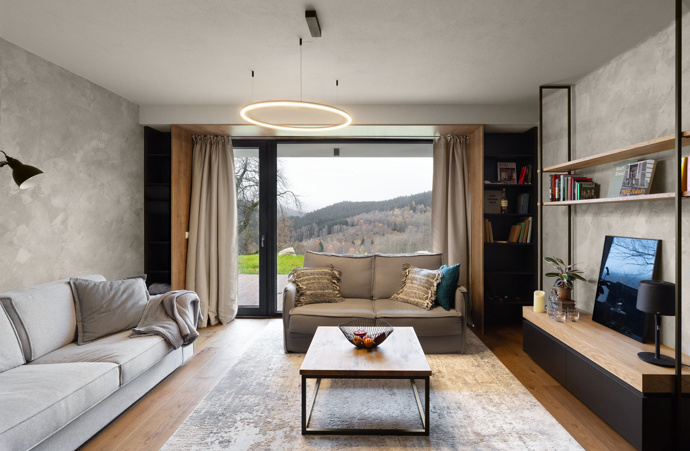 Spojit přírodu, tlumené barvy, přírodní materiály, citlivý kontrast struktur dřeva a kovu. Architektka Petra vytvořila moderní interiér horského apartmánu, kde najdete i upcyklaci starých dřevěných desek přímo z okolí apartmánu. Nechte se unést výhledy na okolní kopce divoké Šumavy.
