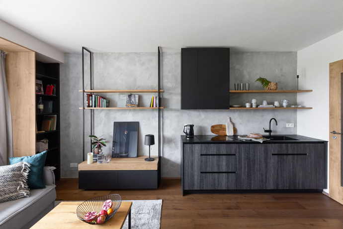 Spojit přírodu, tlumené barvy, přírodní materiály, citlivý kontrast struktur dřeva a kovu. Architektka Petra vytvořila moderní interiér horského apartmánu, kde najdete i upcyklaci starých dřevěných desek přímo z okolí apartmánu. Nechte se unést výhledy na okolní kopce divoké Šumavy.
