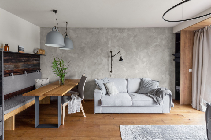 Spojit přírodu, tlumené barvy, přírodní materiály, citlivý kontrast struktur dřeva a kovu. Architektka Petra vytvořila moderní interiér horského apartmánu, kde najdete i upcyklaci starých dřevěných desek přímo z okolí apartmánu. Nechte se unést výhledy na okolní kopce divoké Šumavy.
