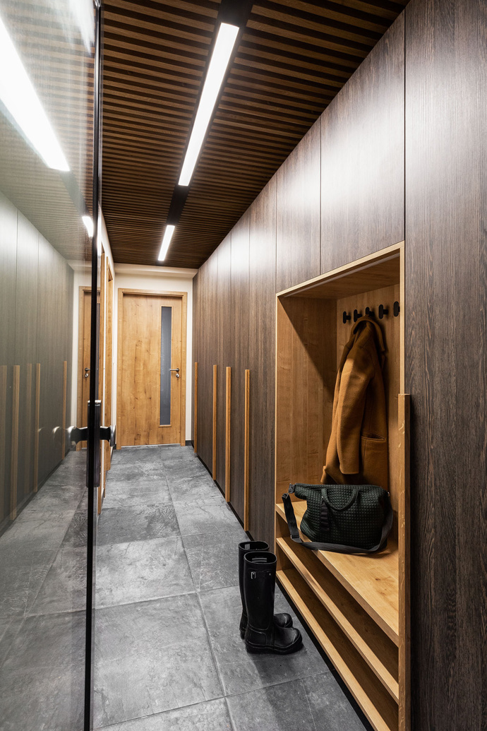 Spojit přírodu, tlumené barvy, přírodní materiály, citlivý kontrast struktur dřeva a kovu. Architektka Petra vytvořila moderní interiér horského apartmánu, kde najdete i upcyklaci starých dřevěných desek přímo z okolí apartmánu. Nechte se unést výhledy na okolní kopce divoké Šumavy.
