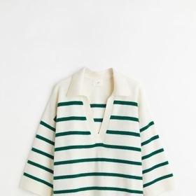 Jemně pletený svetr s límcem, H&M, 899 Kč.
