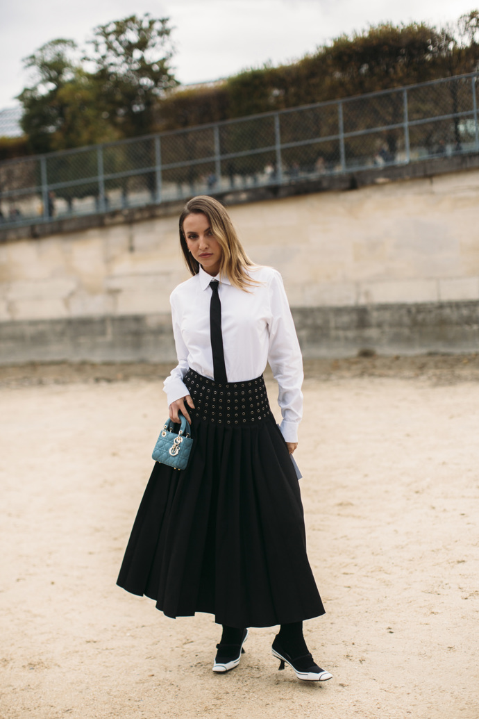 Balanc ženských kousků a pánského stylu na přehlídce módního domu Christian Dior.
