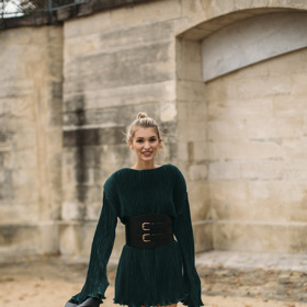 Tmavě zelené šaty se širokým páskem si dovedeme představit i jako outfit na vánoční večírek. V předvánočním shonu nebude čas outfit dokonale promyslet, tak proč si ho nepřipravit už teď?

