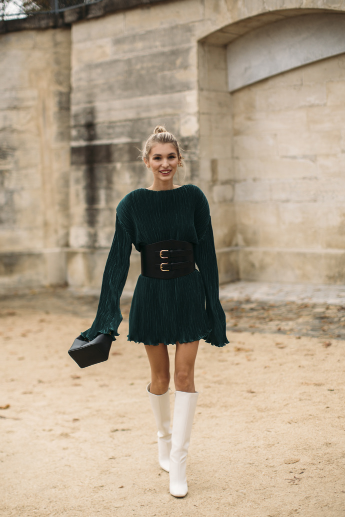 Tmavě zelené šaty se širokým páskem si dovedeme představit i jako outfit na vánoční večírek. V předvánočním shonu nebude čas outfit dokonale promyslet, tak proč si ho nepřipravit už teď?
