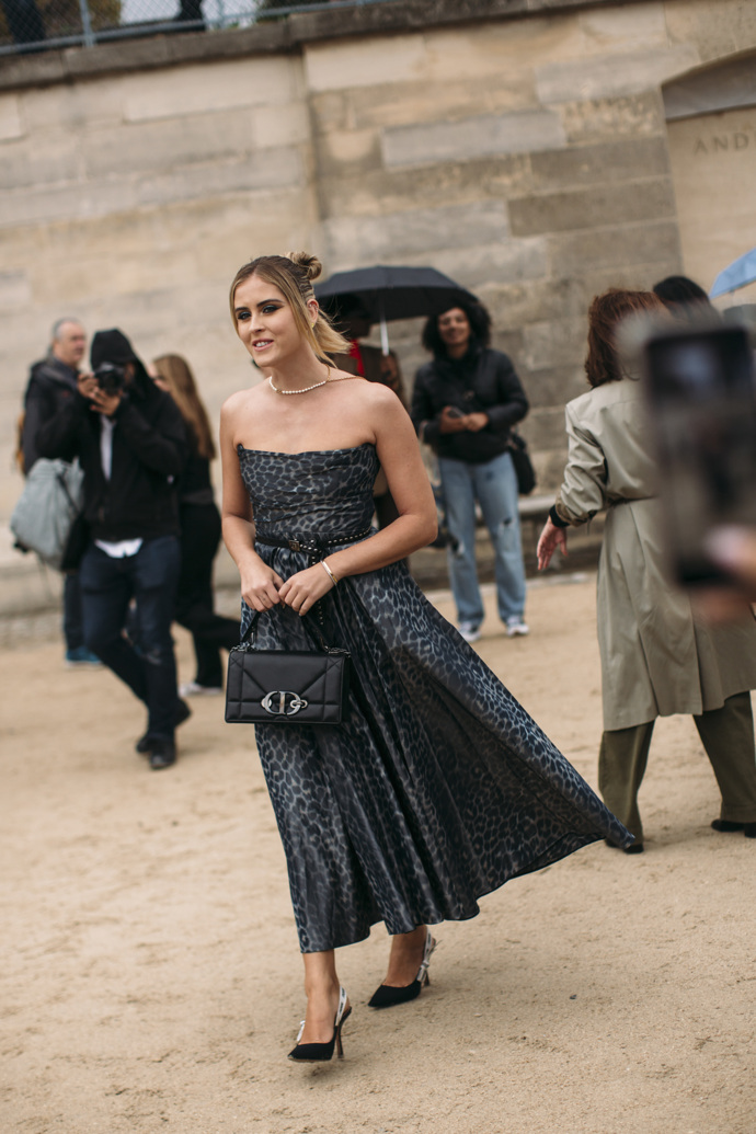 Valentina Ferragni vsadila na přehlídce Dior na klasický a osvědčený outfit – šaty bez ramínek s leopardím vzorem a ikonické J'Adior lodičky s volnou patou.
