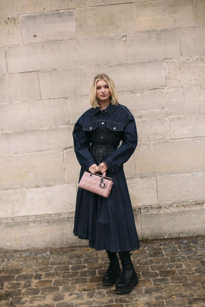 K all denim outfit se skvěle hodí rockersky laděné boots Dr. Martens, pro zachování balancu ale nesmí chybět světle růžová kabelka.

