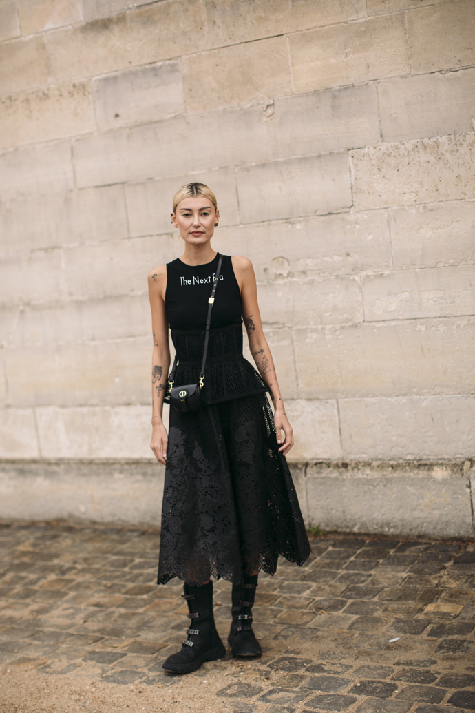 Celočerný outfit, který ale rozhodně není fádní díky hře různých textur. Krajkovaná sukně se síťovanými detaily, top s nápisem a přezky na botách tvoří stylovou kombinaci.
