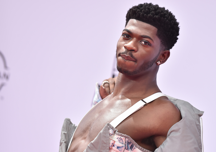 Rapper a zpěvák Lil Nas X se přiznal ke své homosexuální orientaci velmi mladý. Zkušenost popsal jako jeden z nejděsivnějších okamžiků svého života.
Rapper a zpěvák Lil Nas X se přiznal ke své homosexuální orientaci velmi mladý. Zkušenost popsal jako jeden z nejděsivnějších okamžiků svého života.