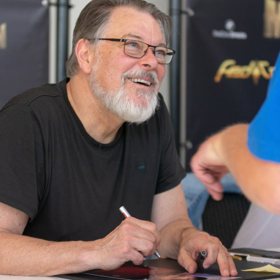 Jonathan Frakes se podepisuje fanouškům v Německu, ti ho znají hlavně z pořadu Věřte, nevěřte a sci-fi snímku Star Trek.
