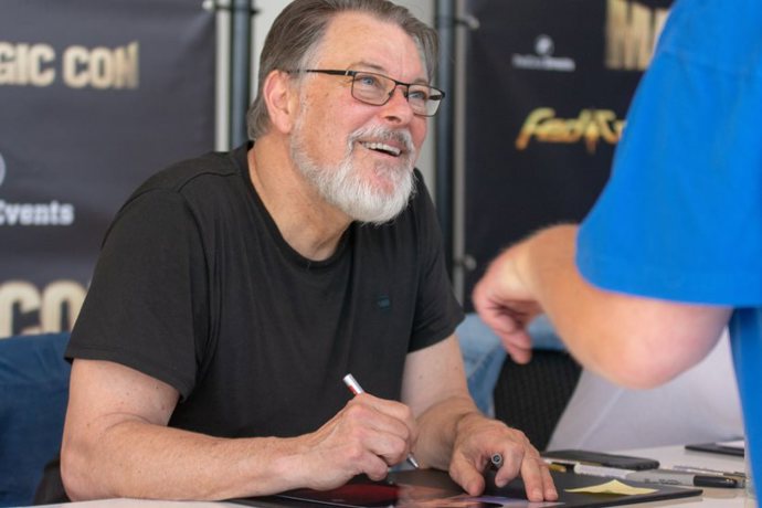 Jonathan Frakes se podepisuje fanouškům v Německu, ti ho znají hlavně z pořadu Věřte, nevěřte a sci-fi snímku Star Trek.
