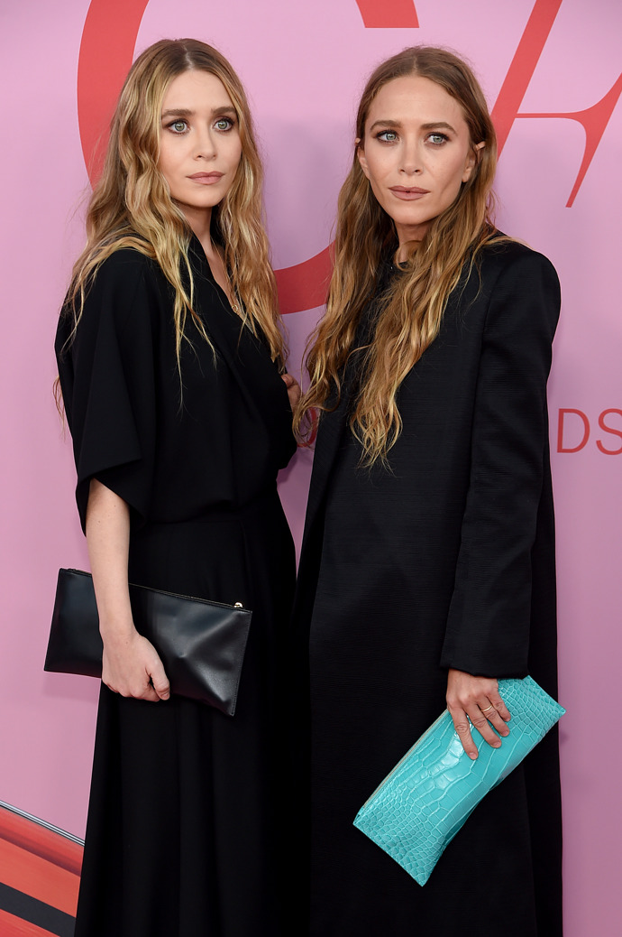 Mary-Kate a Ashley Olsen dnes
Dnes jsou dvojčata Olsenova známá něčím jiným: módou. Staly se módními návrhářkami pro značku The Row. U herectví však zůstala jejich mladší sestra Elizabeth, která si získala své místo v sérii Marvelových filmů.
Mary-Kate a Ashley Olsen dnes
Dnes jsou dvojčata Olsenova známá něčím jiným: módou. Staly se módními návrhářkami pro značku The Row. U herectví však zůstala jejich mladší sestra Elizabeth, která si získala své místo v sérii Marvelových filmů.