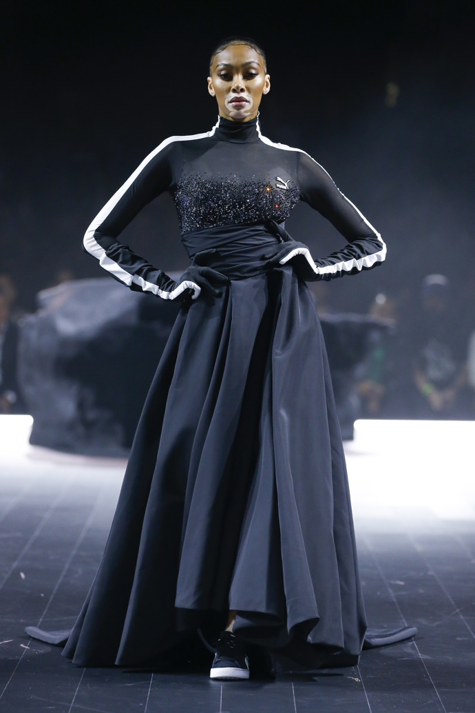 Modelka Winnie Harlow na newyorském fashion weeku vynesla komplet Puma, který kombinuje sportovní a haute couture prvky.
