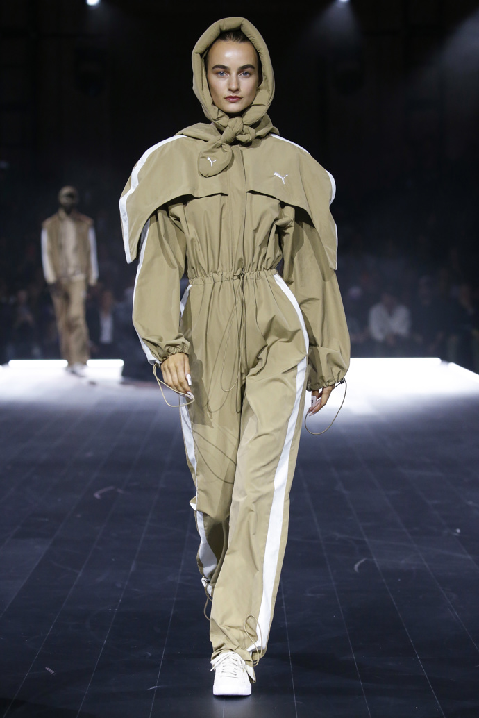 Puma na newyorském fashion weeku uvedla kolekci plnou sportovních prvků, které jsou pro značku typické, ale použila i siluety pro každodenní nošení a elegantní prvky.
