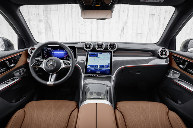 Mercedes-Benz a jeho interiér Mercedes-Benz a jeho interiér