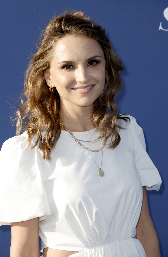 Rachael Leigh Cook dnes
Od 90. let je však její kariéra o něco klidnější. V roce 2021 si ale zahrála symbolickou roli ve filmu Takový normální kluk.
Rachael Leigh Cook dnes
Od 90. let je však její kariéra o něco klidnější. V roce 2021 si ale zahrála symbolickou roli ve filmu Takový normální kluk.