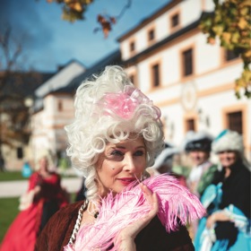 Členka okrašlovacího Spolku panstva va tvrzi Žiželeves
