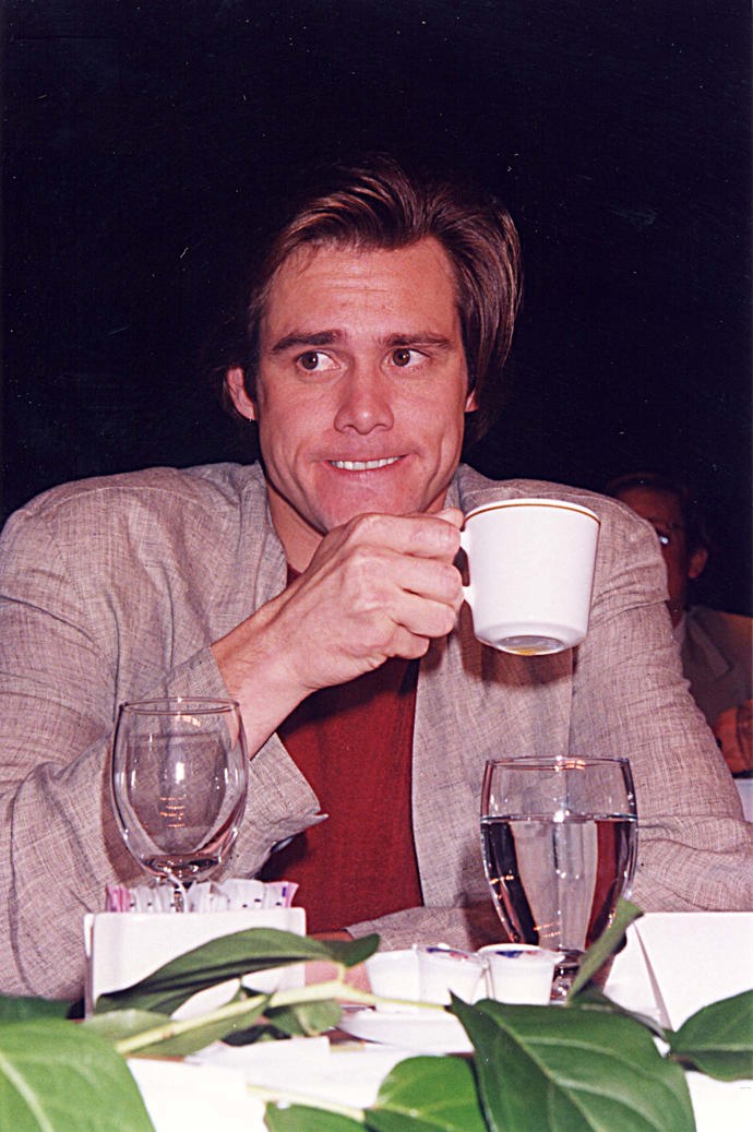 Jim Carrey v 90. letech
Jim Carrey začínal jako stand-up komik a jeho herecká kariéra se rozjela v polovině 90. let. Díky filmům jako Blbý a blbější, Ace Ventura: Zvířecí detektiv, Maska a mnoha dalším byl Carrey známý jako jeden z nejzábavnějších herců desetiletí.
Jim Carrey v 90. letech
Jim Carrey začínal jako stand-up komik a jeho herecká kariéra se rozjela v polovině 90. let. Díky filmům jako Blbý a blbější, Ace Ventura: Zvířecí detektiv, Maska a mnoha dalším byl Carrey známý jako jeden z nejzábavnějších herců desetiletí.
