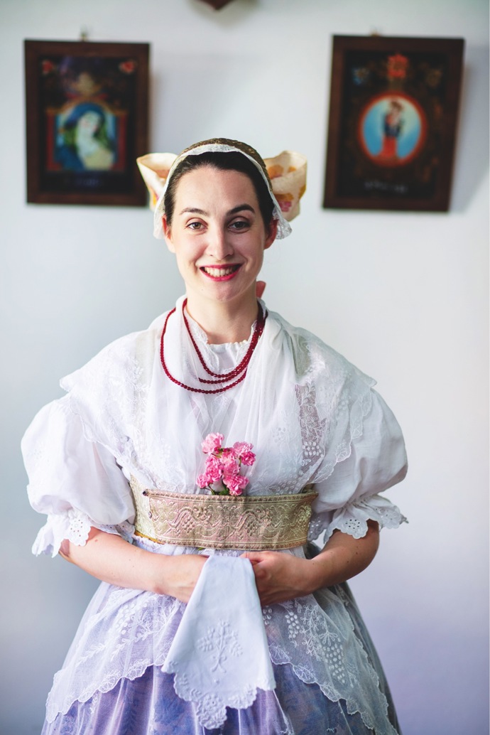 Dívka ve svátečním mělnickém kroji
Dívka ve svátečním mělnickém kroji