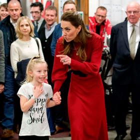 Červené midi šaty s nabíranými rukávy objevila princezna Kate v obchodě Zara.
