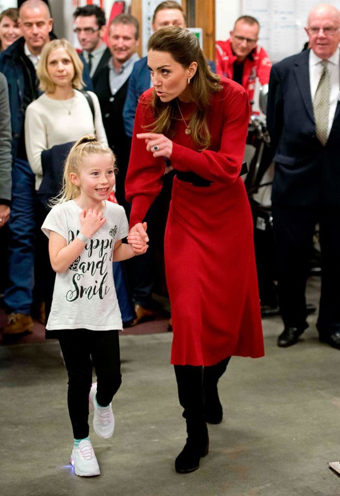 Červené midi šaty s nabíranými rukávy objevila princezna Kate v obchodě Zara.
