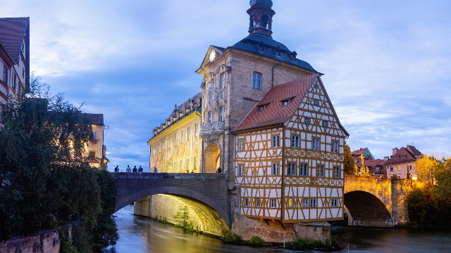 Stará radnice a Horní most přes řeku Regnitz v Bamberku

