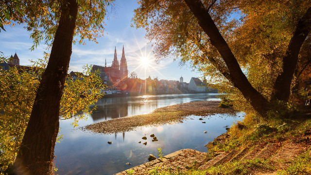 Pohled na historické centrum Řezna přes Dunaj
