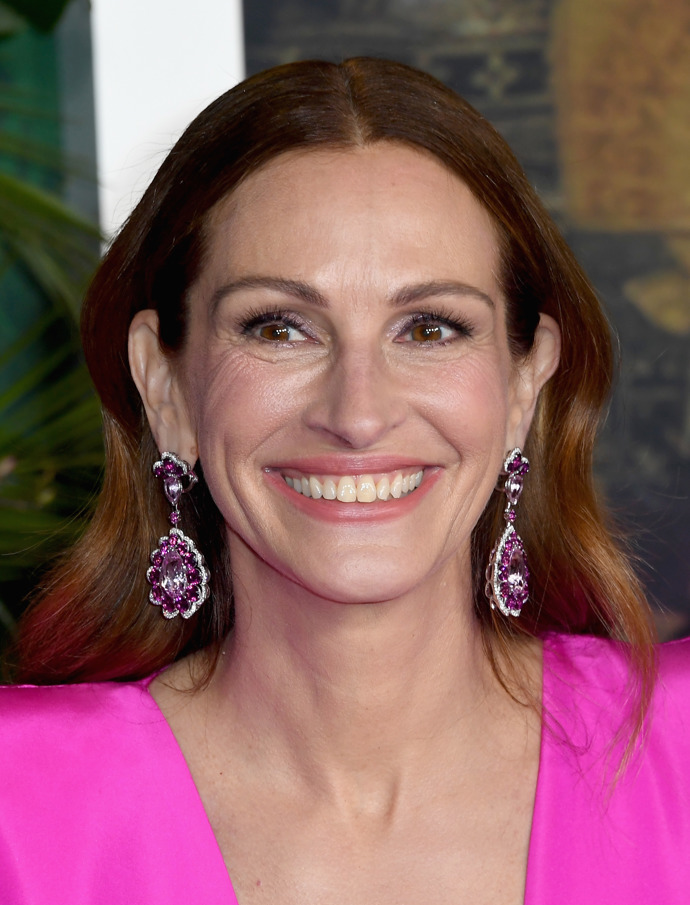 Julia Roberts dnes
V roce 2010 zazářila ve filmu Jíst, meditovat, milovat, pak jako královna ve filmu Sněhurka či jako jedna z hlavních postav snímku Svátek matek.
Julia Roberts dnes
V roce 2010 zazářila ve filmu Jíst, meditovat, milovat, pak jako královna ve filmu Sněhurka či jako jedna z hlavních postav snímku Svátek matek.