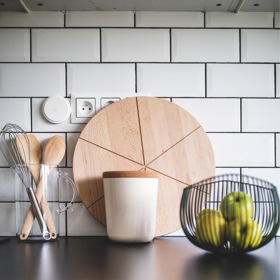 Hajasovi si původně představovali kuchyni v odstínech zelené a šedé. Designérka jim však doporučila nadčasovější řešení, které se dá v budoucnosti snadno uzpůsobit proměňujícímu se vkusu.
