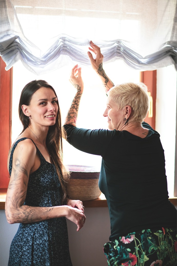 Jindřiška Jindrová žije s manželem a dcerou Johankou ve vesnici s pohádkovým názvem Vlčí Důl. Právě tady si před šesti lety zařídili vlastní domek, který je nejen jejich domovem, ale i místem, kde se mladá maminka věnuje profesi osobnostní koučky a masérky.
