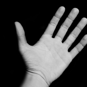 Linie srdce neboli linie lásky začíná pod malíčkem a vede přes dlaň směrem k prostředníčku a napoví vám, jaký bude váš milostný život.
