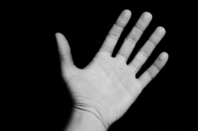 Linie srdce neboli linie lásky začíná pod malíčkem a vede přes dlaň směrem k prostředníčku a napoví vám, jaký bude váš milostný život.
Linie srdce neboli linie lásky začíná pod malíčkem a vede přes dlaň směrem k prostředníčku a napoví vám, jaký bude váš milostný život.