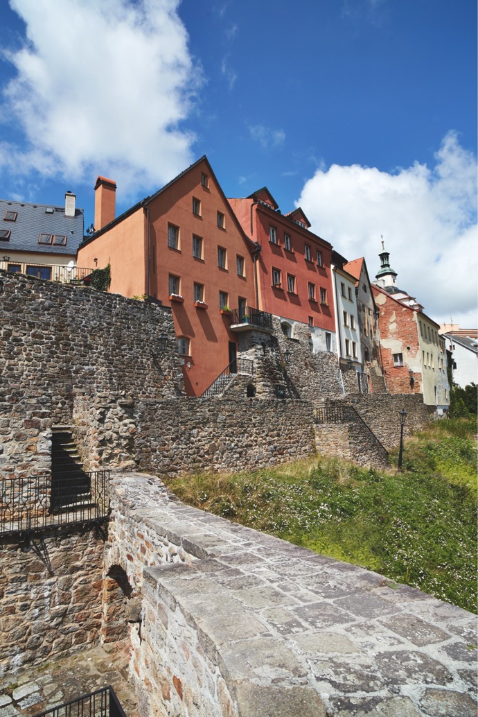 Historický dům v Lokti obývala armáda, současná majitelka zdevastované ruině vrátila původní krásu.
