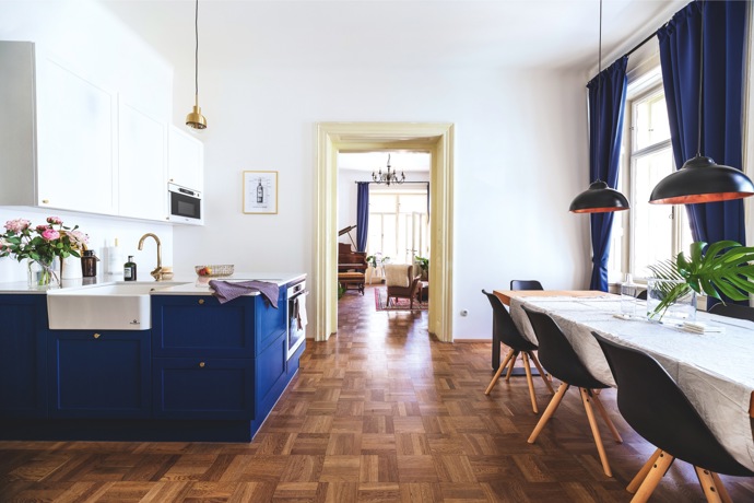 Byt Dominiky Whistler na pražských Vinohradech by se dal nazvat malým palácem. Může za to nová kuchyň, které díky designérce Romaně Vyhnánkové vládnou vznešená modř, metalické odlesky a krásné maličkosti.
