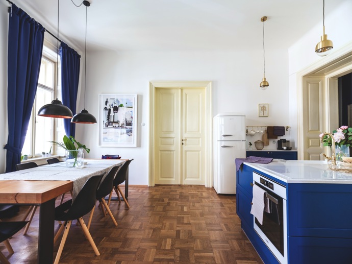 Byt Dominiky Whistler na pražských Vinohradech by se dal nazvat malým palácem. Může za to nová kuchyň, které díky designérce Romaně Vyhnánkové vládnou vznešená modř, metalické odlesky a krásné maličkosti.
