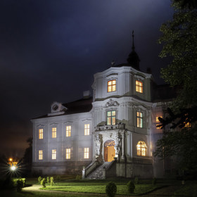 La Nuit des Châteaux na zámku Trpísty

22. října 2022

Světelná instalace v zahradách i interiérech barokního zámku Trpísty, projekce i malba světlem a špičkové hudební kulisy. Pokud chcete zažít multimediální noc, nebo jenom nahlédnout do zámku bez průvodce, pak 22. října vyrazte na zámek Trpísty. 
