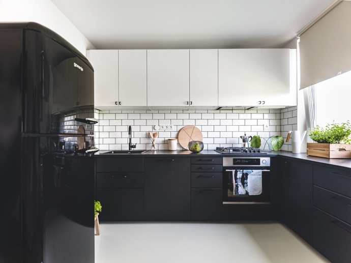 Hajasovi si původně představovali kuchyni v odstínech zelené a šedé. Designérka jim však doporučila nadčasovější řešení, které se dá v budoucnosti snadno uzpůsobit proměňujícímu se vkusu.
