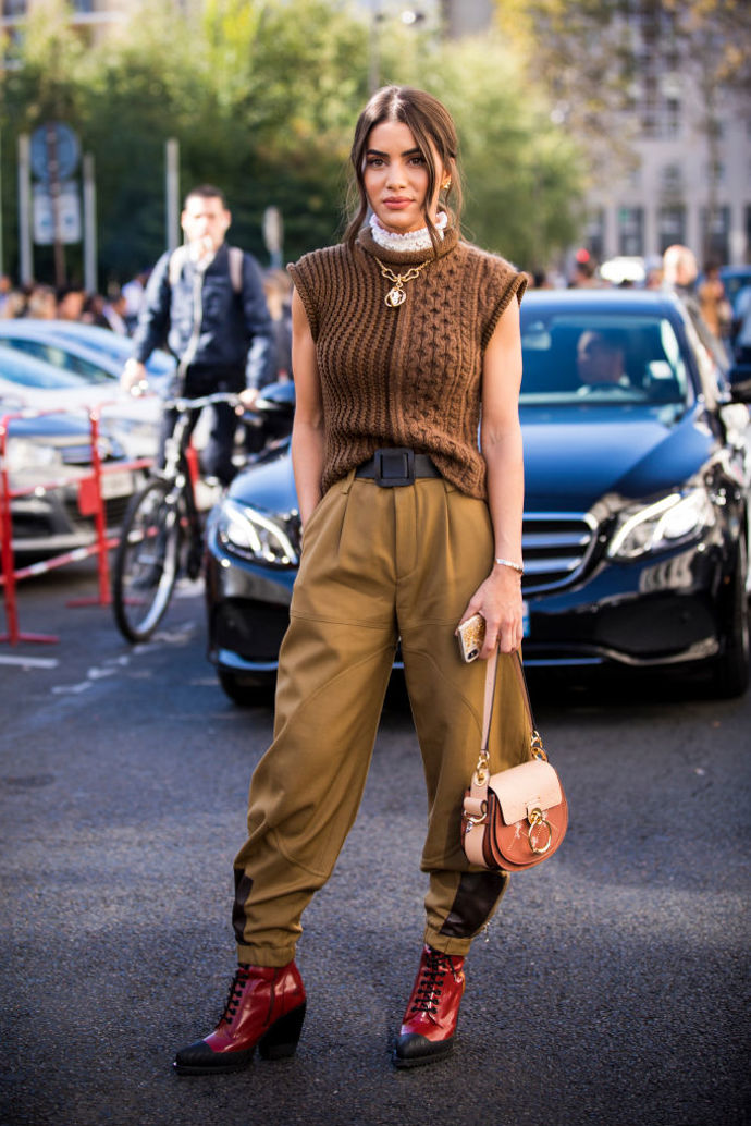 Někdy možná máte náladu na outfit ve stylu více je více a kombinace výrazných límečků a velkého náhrdelníku vám může být inspirací.
