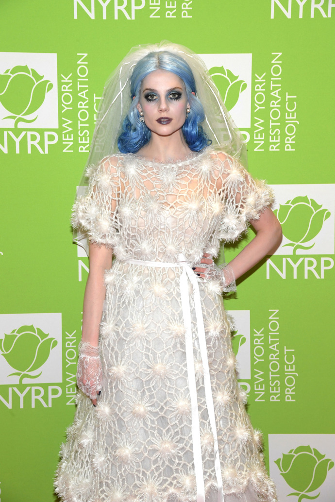 Lucy Boynton jako mrtvá nevěsta.
