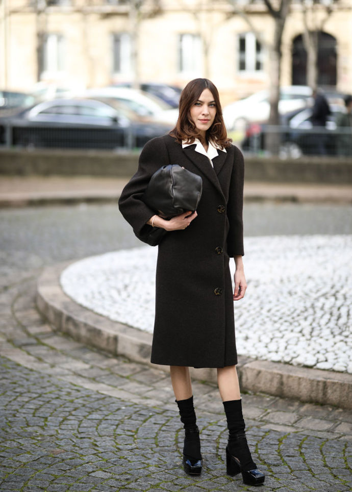 Alexa Chung vsadila na jednoduchý outfit ozvláštněný klasickým bílým límcem.
