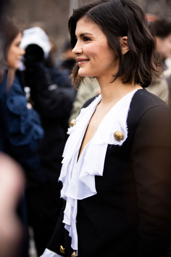 Audrey Tautou vsadila na výrazný bílý límec se zlatými knoflíky.

