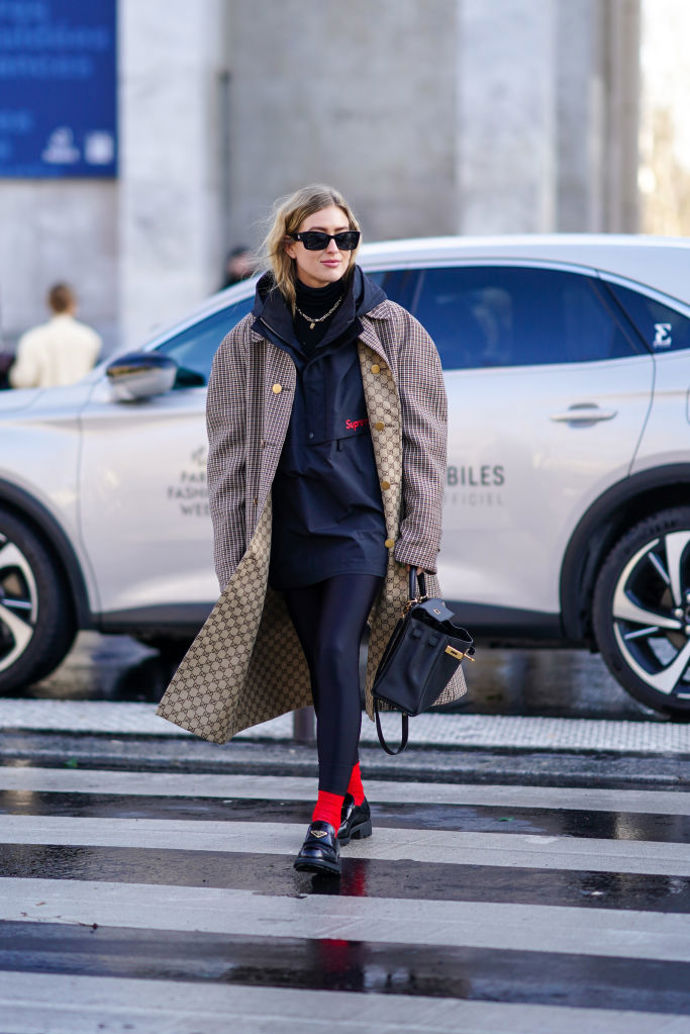Emili Sindlev oblékla sportovní bundu Supreme, legíny a k tomu elegantní kabát Gucci, mokasíny Prada a nadčasovou kabelku Hermès.
