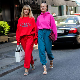 V duchu athleisure stylu můžete teplákové soupravy zkombinovat i s elegantními páskovými sandálky.
