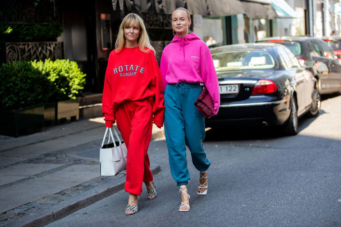 V duchu athleisure stylu můžete teplákové soupravy zkombinovat i s elegantními páskovými sandálky.
