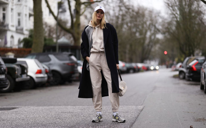 Tepláková souprava, tenisky a k tomu elegantní sako a kabát je dokonalý příklad athleisure stylu.
