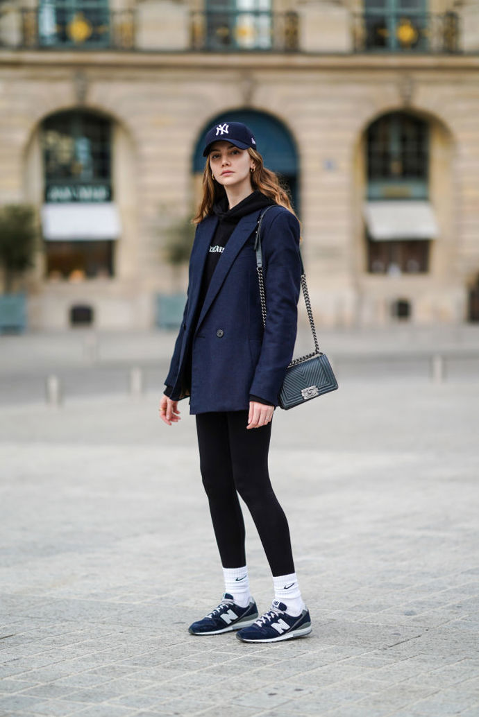 Přemýšlíte nad pohodlným outfitem na víkend? Zkuste obléct legíny, k nim delší mikinu, sako, kšiltovku a tenisky a doplňte outfit elegantní kabelkou a stylově kontrastní kšiltovkou.

