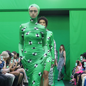 V loňském i letošním roce se prošla na Fashion Weeku. Na fotce je zachycena na show Maisie Wilen.
V loňském i letošním roce se prošla na Fashion Weeku. Na fotce je zachycena na show Maisie Wilen.