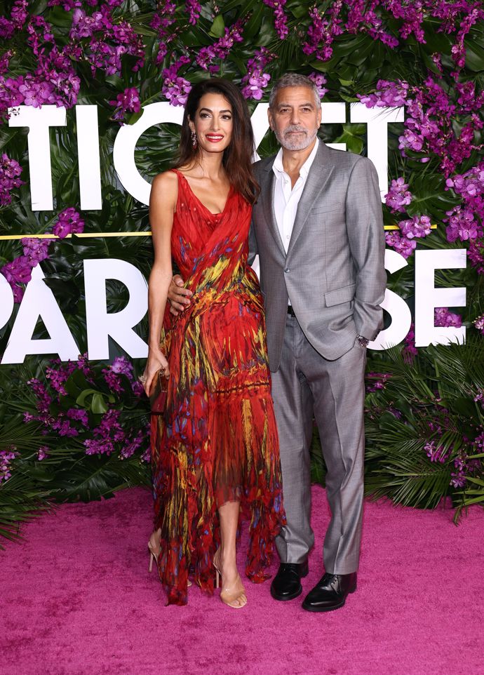 Pestré barvy Amal Clooney sluší.
Pestré barvy Amal Clooney sluší.