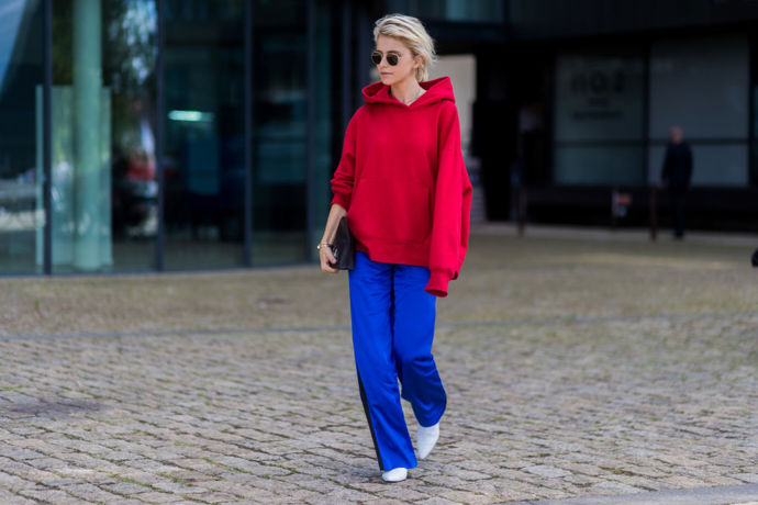 Široké kalhoty, oversized mikina s kapucou a elegantní špičaté boty oblékla influencerka Caro Daur.
