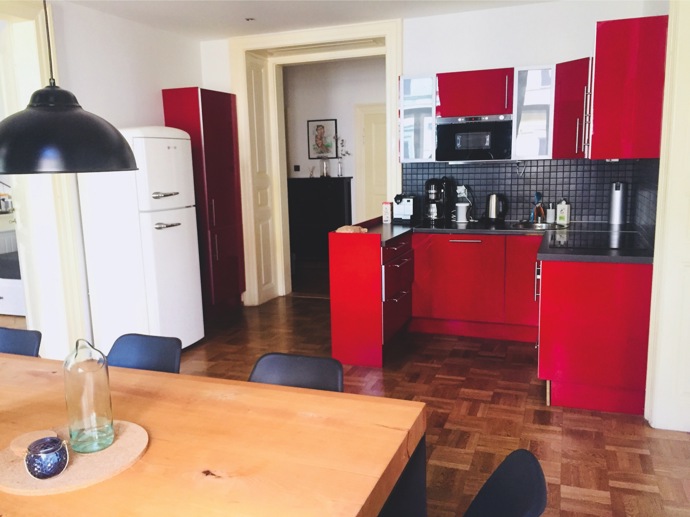 Byt Dominiky Whistler na pražských Vinohradech by se dal nazvat malým palácem. Může za to nová kuchyň, které díky designérce Romaně Vyhnánkové vládnou vznešená modř, metalické odlesky a krásné maličkosti.
